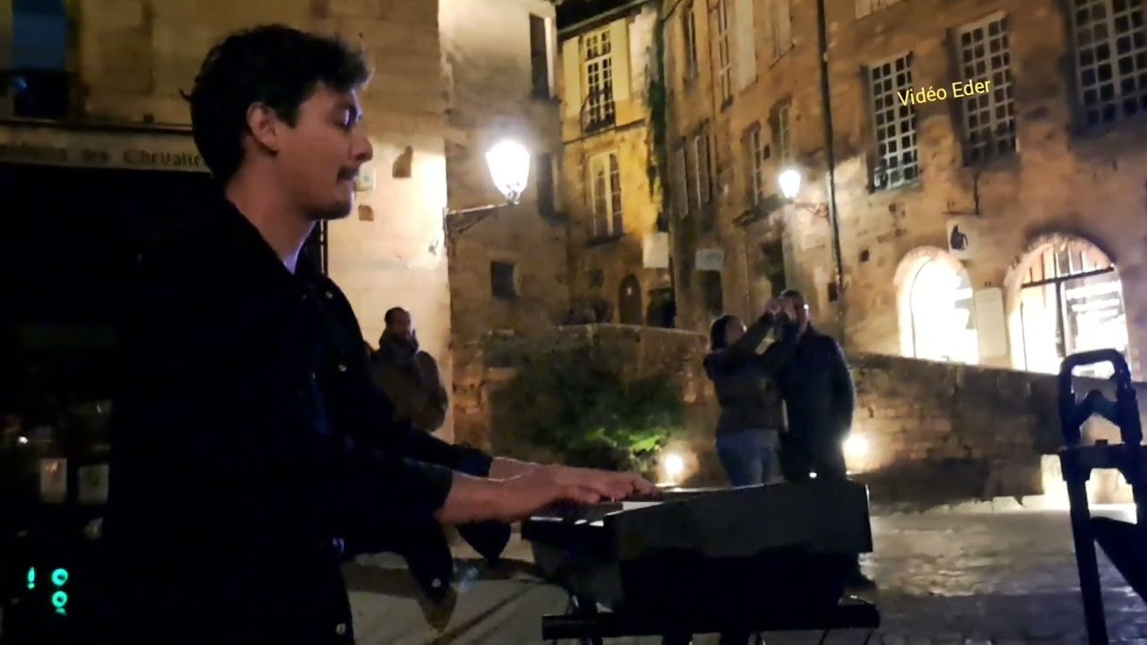 Le  ́dernier des Mohicans’ JEAN Thomas joue magnifique, place de la Liberté, Sarlat, Video Eder