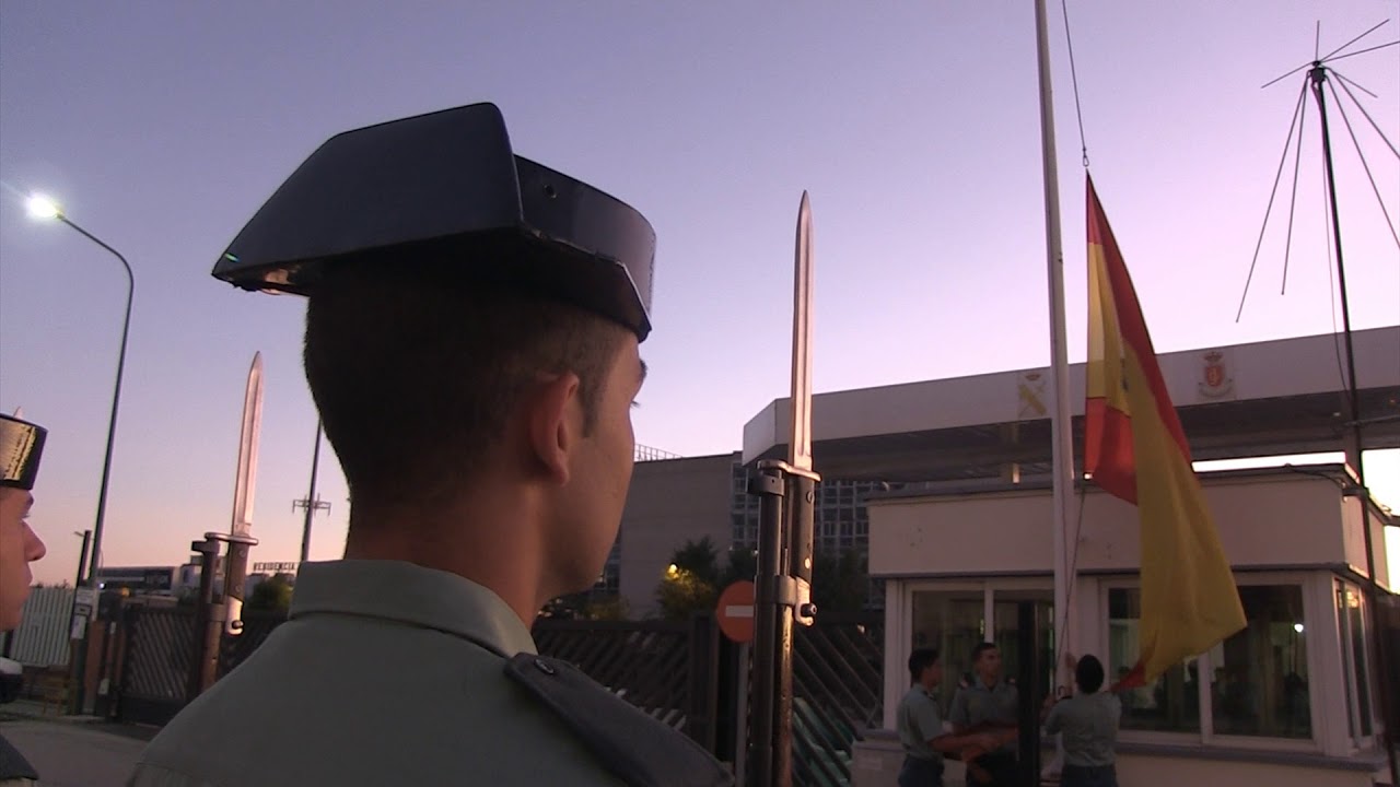 Gendarmeria Francesa y la Guardia Civil, izado de  Bandera en el Colegio de Guardias Jóvenes