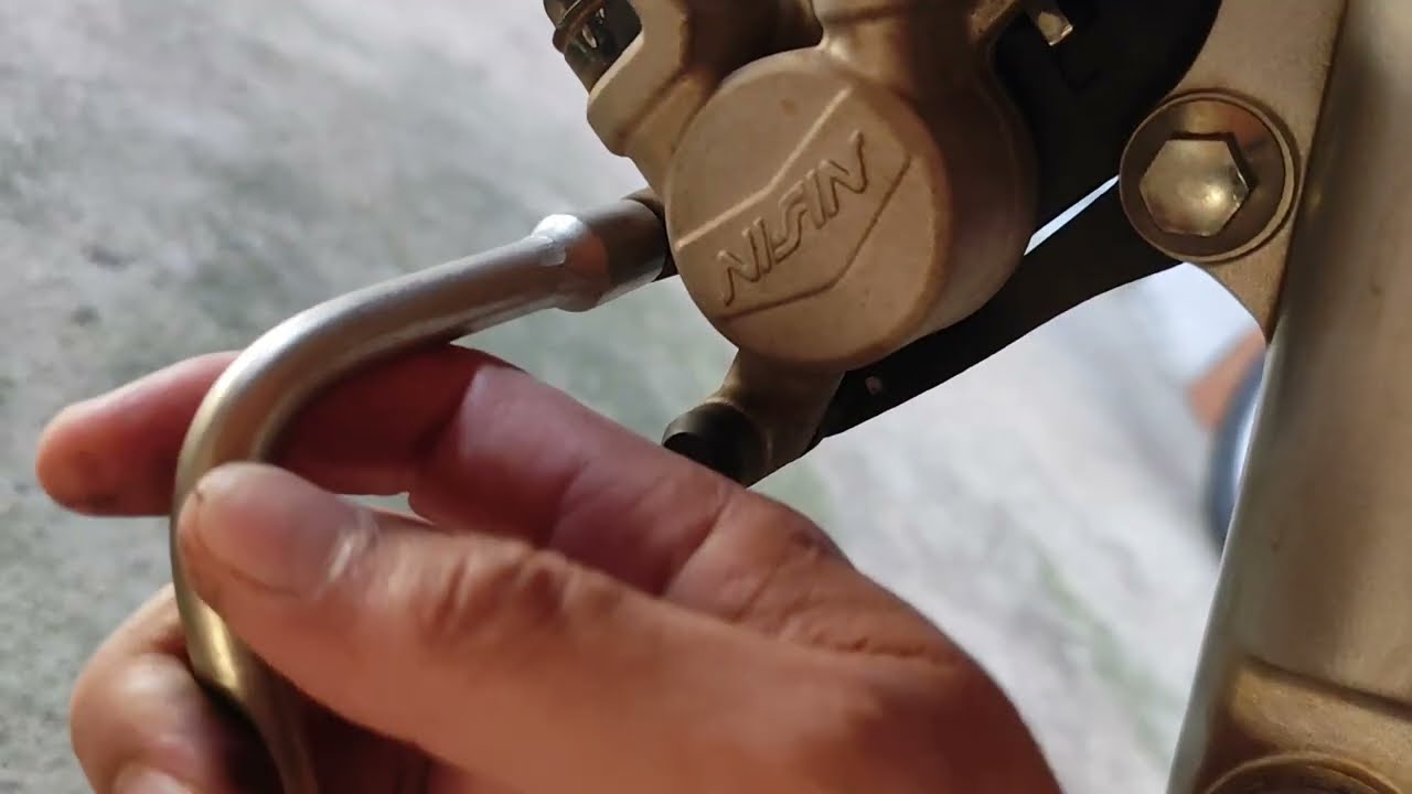 Como trocar pastilhas de freio em motos | Léo Oliveira
