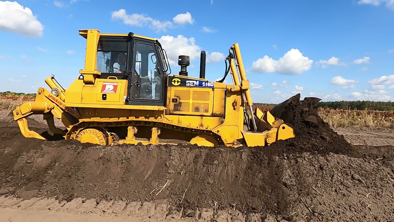 Бульдозер SEM 816D в піщаному кар'єрі