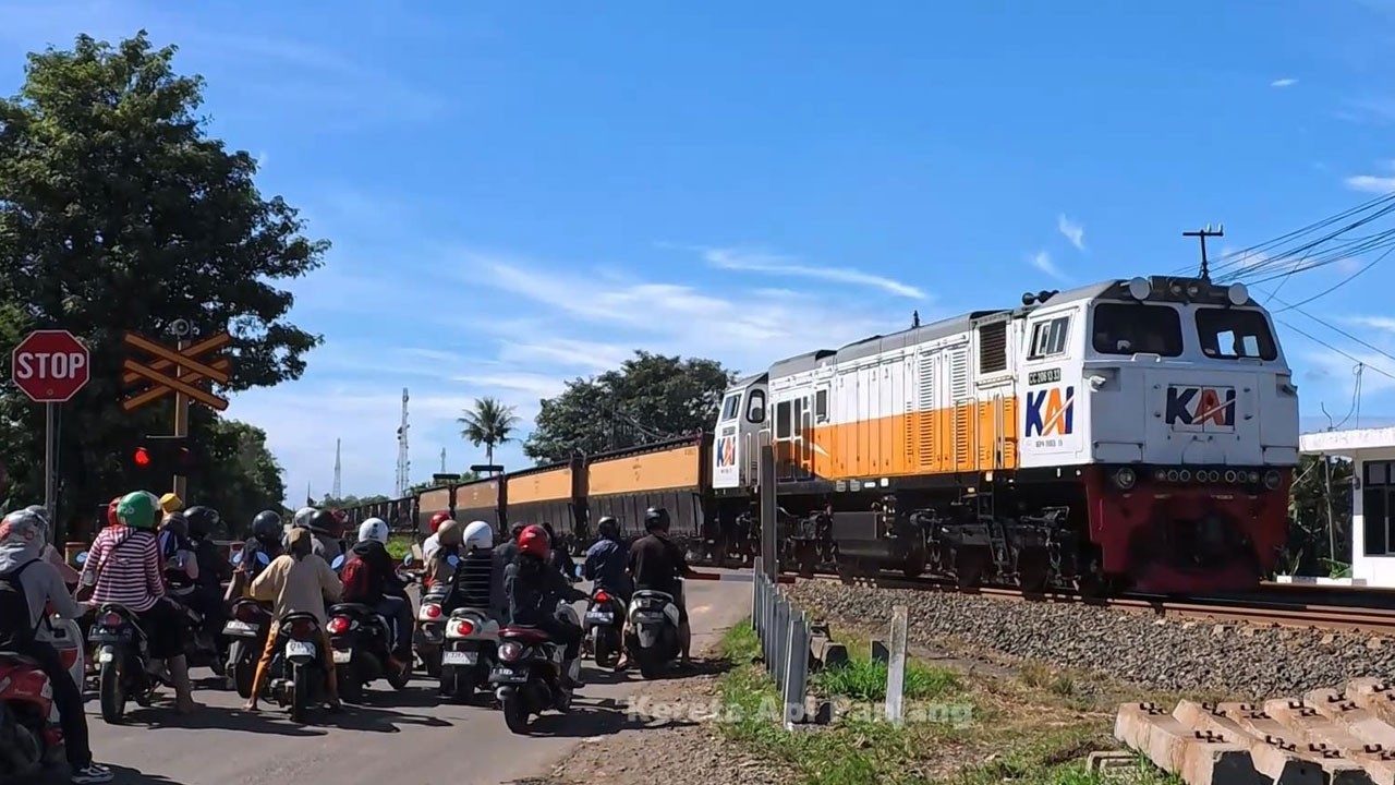 Kereta Api Panjang Lokomotif cc206 dan 203 Narik Gerbong Muatan Berat Melewati Perlintasan