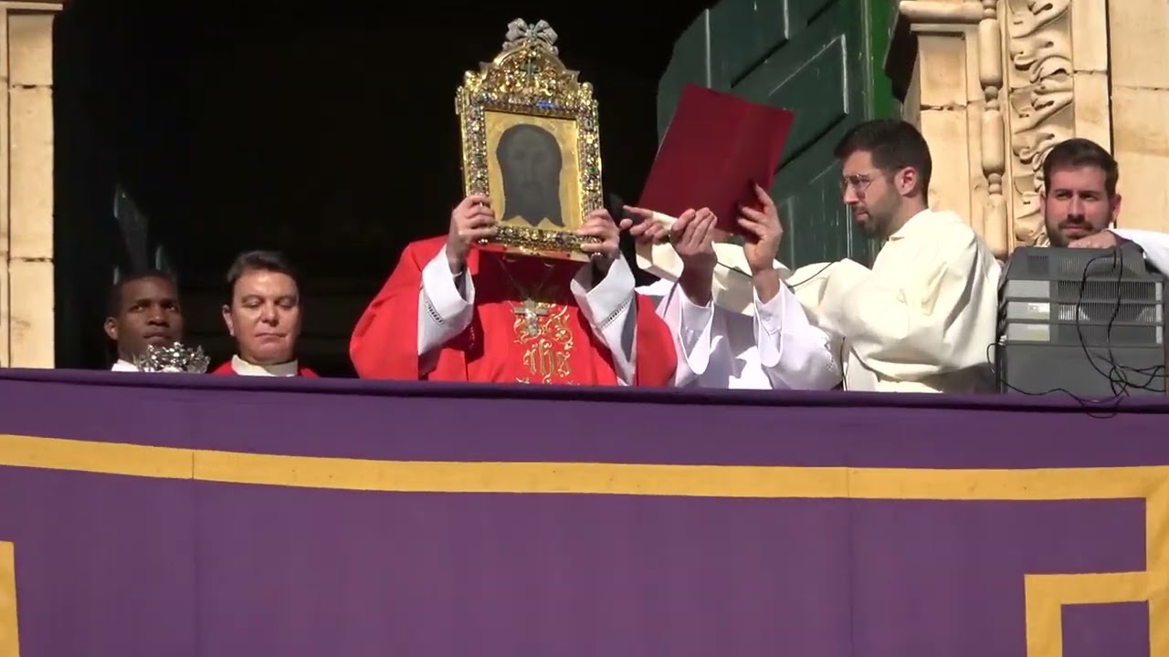 Secular bendición con el Santo Rostro desde los balcones de la Catedral de Jaén