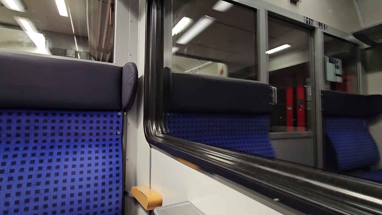 N Wagen Ersatzzug S4 mit Schaffner Begr&uuml;&szlig;ung auf der Fahrt Zwischen Bennenm&uuml;hlen Hannover Hbf 