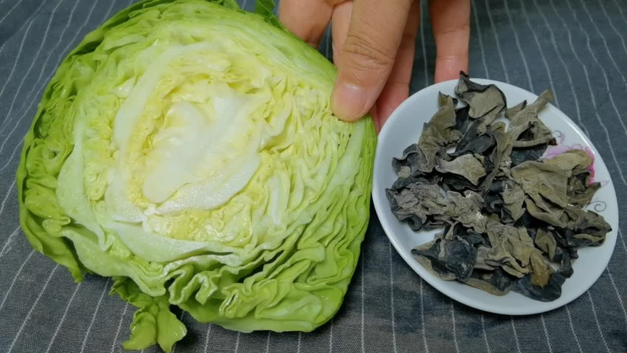 包菜搭配木耳才是绝配，教你新做法，出锅鲜嫩脆爽又入味，太香了