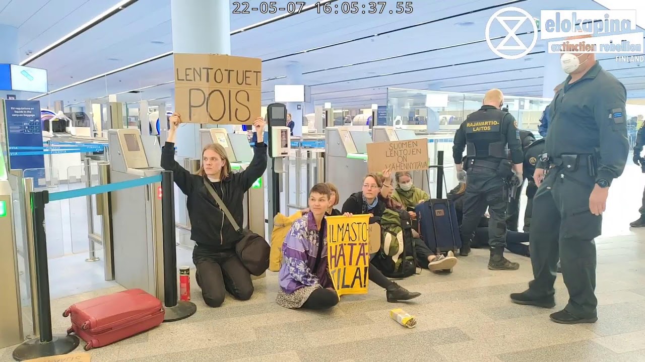 Poliisi purkaa Elokapinan mielenosoituksen Helsinki-Vantaalla