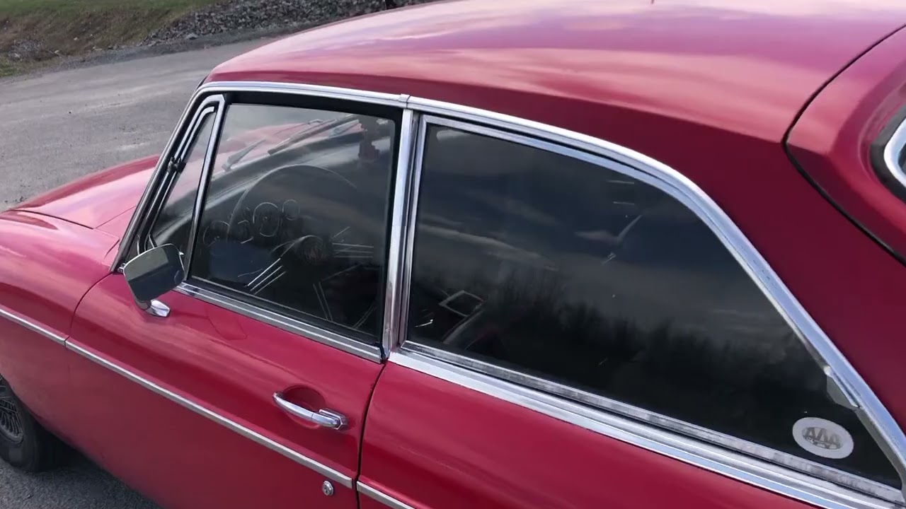 MGB GT rouge