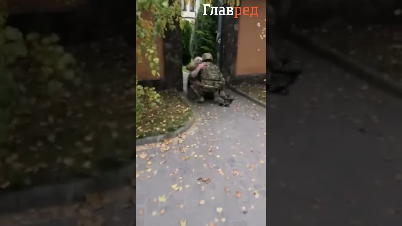 😭 Бабушка на коленях встречала своего внука из ВСУ