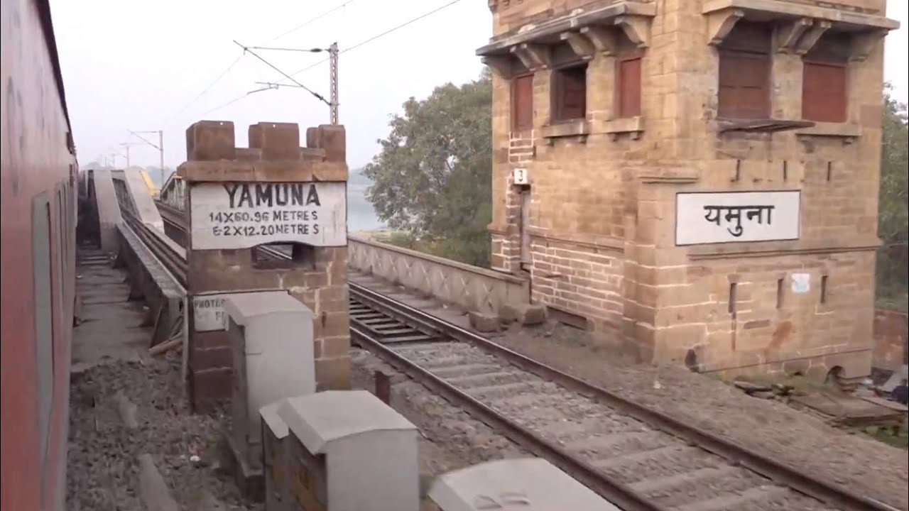 Prayagraj Duronto Express Going Over India's OLDEST RAILROAD Bridge - 157Yrs Old Yamuna River Bridge