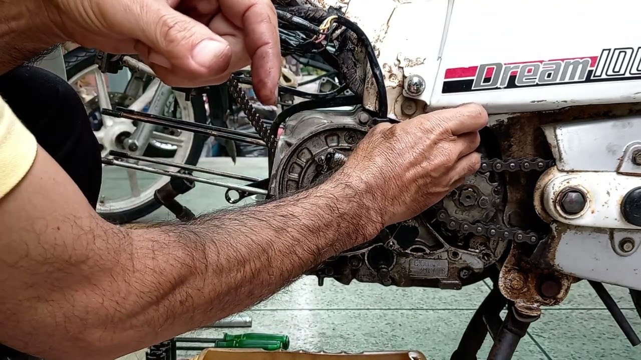 ถอดเครื่องยนต์ฝั่งซ้าย​ (ฝั่งจานไฟ)​ HONDA​ DREAM​ 100​ (คุรุสภา)​