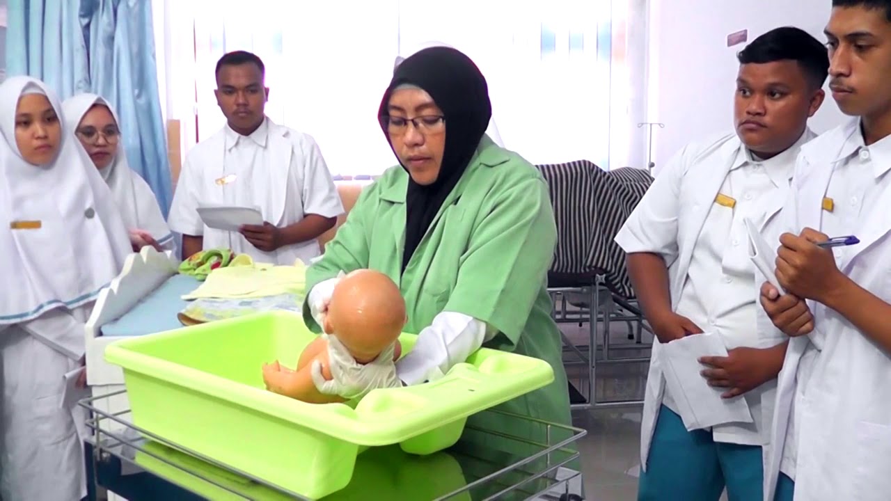 Memandikan Bayi │Video Pembelajaran Keperawatan PolkesGo