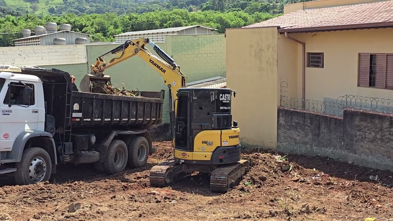 MINI ESCAVADEIRA YANMAR VIO 55-6B CARREGANDO CAMINHÃO