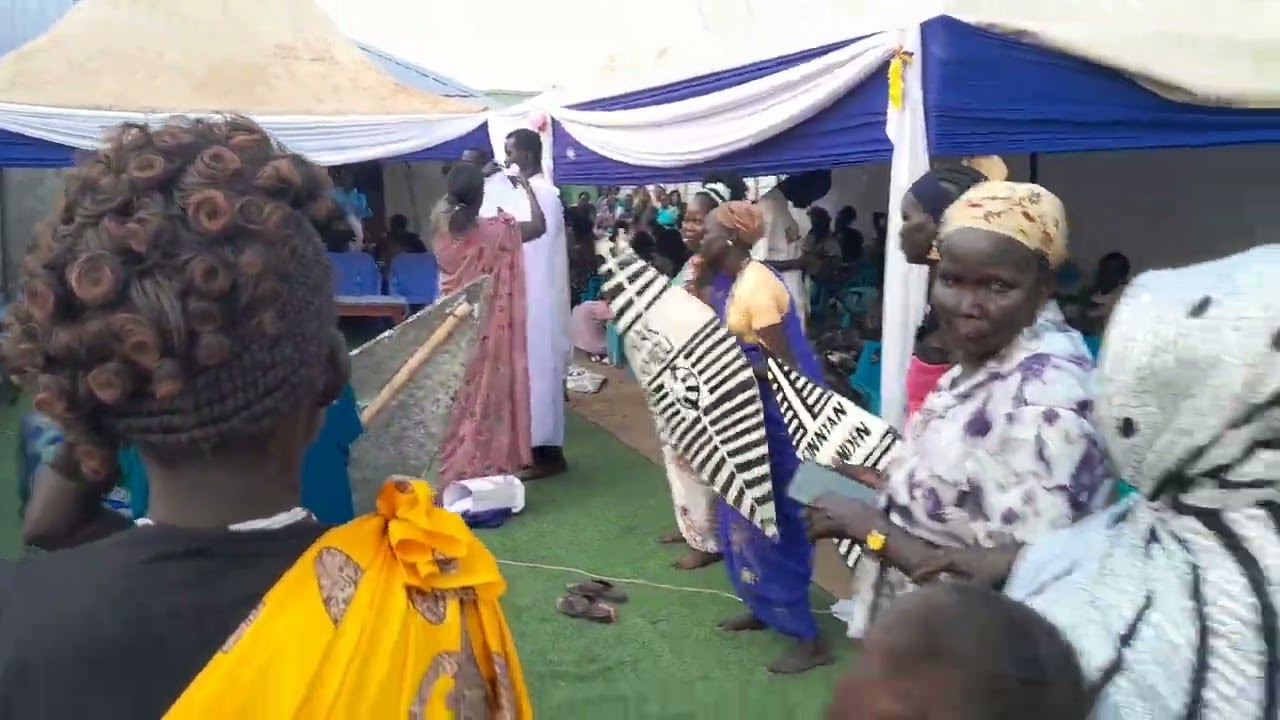 Wut Adong De Palual presenting a gifts to Ustaz Deng Alou.
