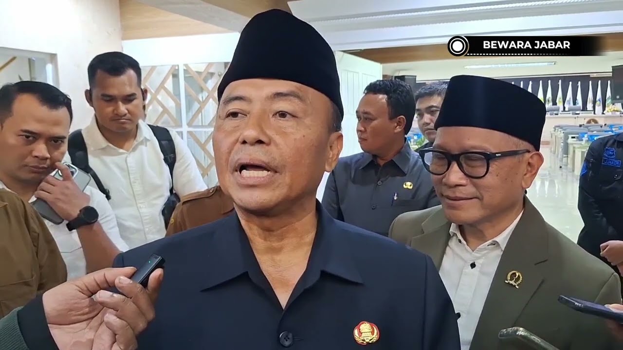 SUNGAI CITARUM BERWARNA BIRU AKIBAT LIMBAH, PEMPROV JABAR BERI SANKSI