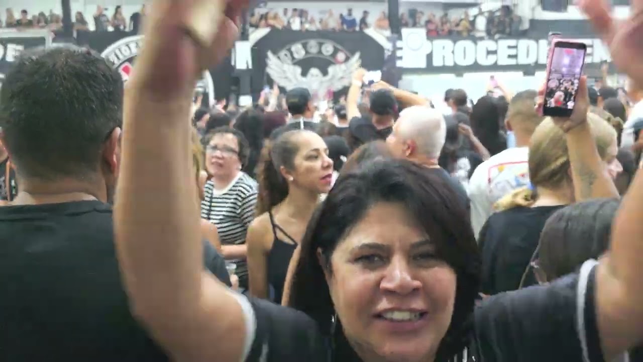 Gaviões da Fiel: Ensaio na Quadra cantando o Samba de 1995 (