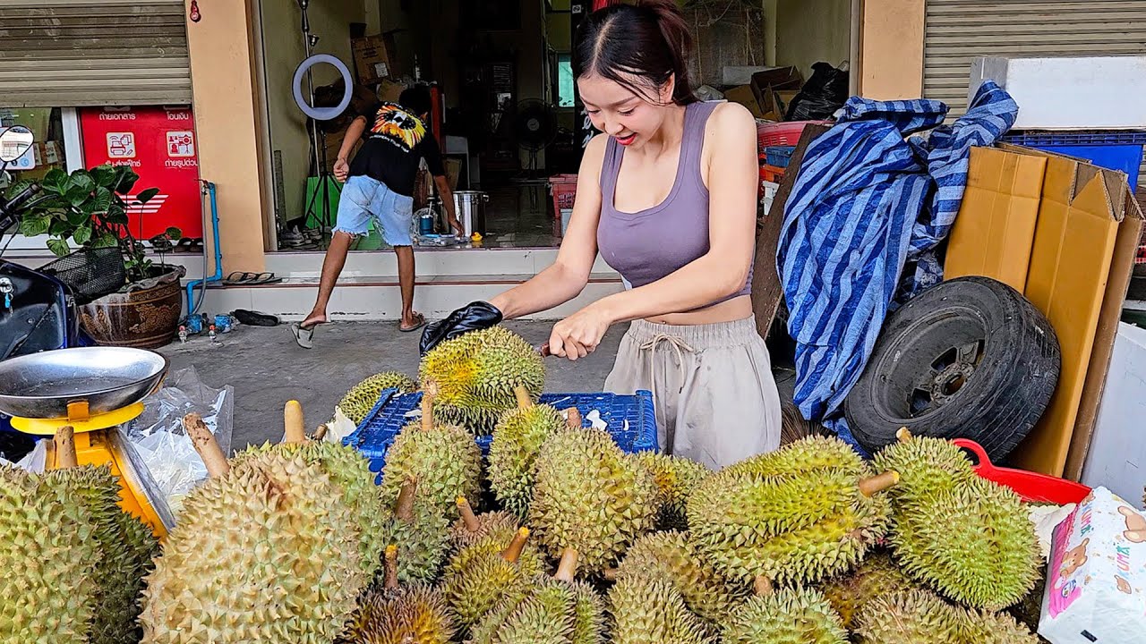Thai Girl Cutting & Selling Ripe Durians - Thailand Street Food