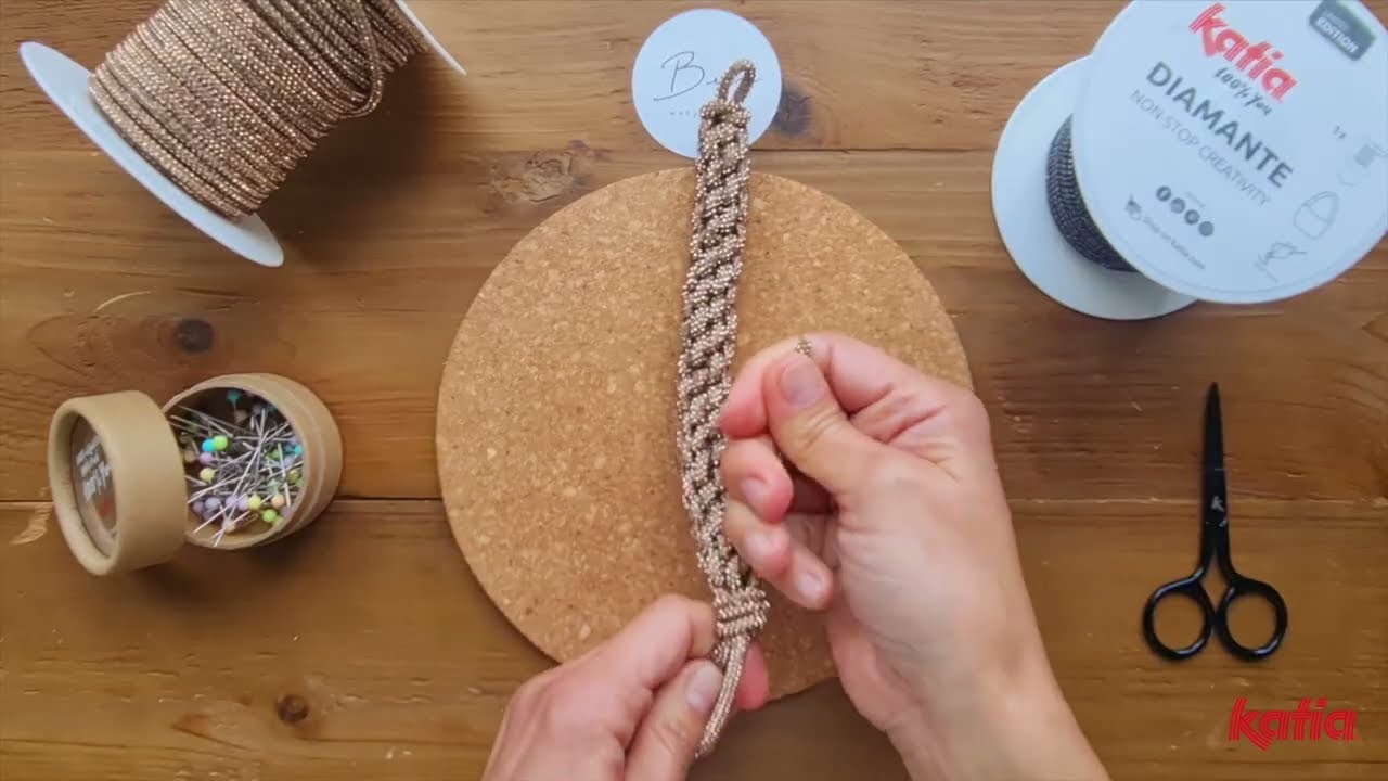 5/6 DIY Macramé paso a paso: cómo hacer un charm lazo brillante para tu bolso con Katia Diamante ✨💎
