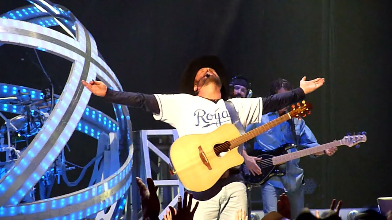 Garth Brooks- The Thunder Rolls Live (Kansas City)