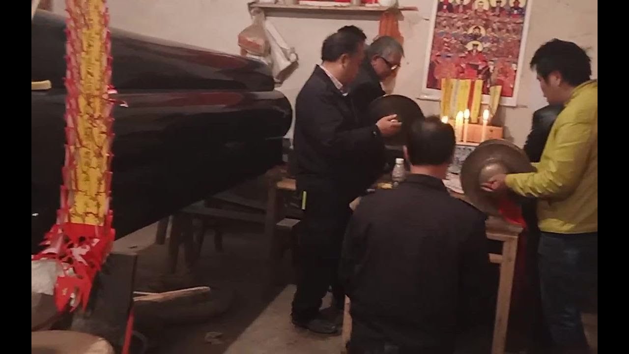农村葬俗，老师傅们正在念经度先人，请勿打扰！