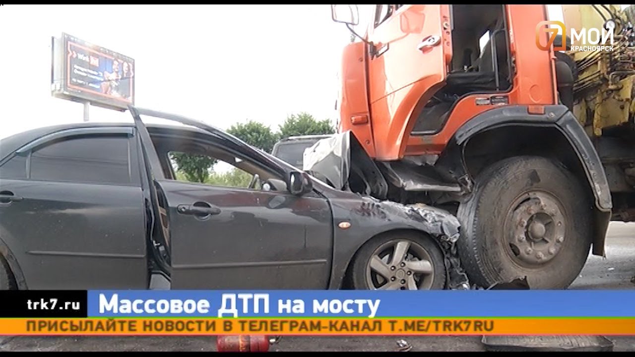 Авария на Коммунальном мосту Красноярска парализовала движение в центре