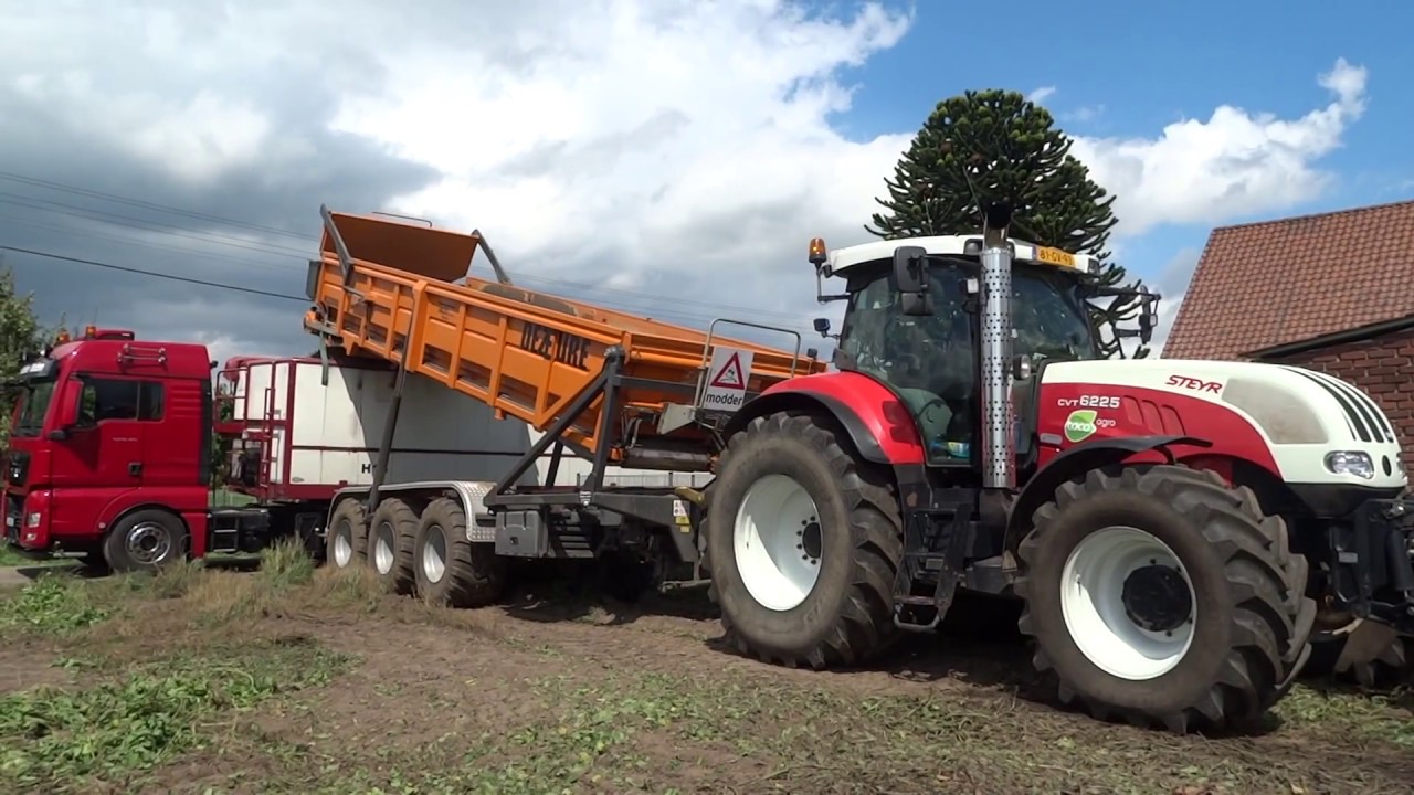 Aardappelen rooien en overladen door Taco Agro