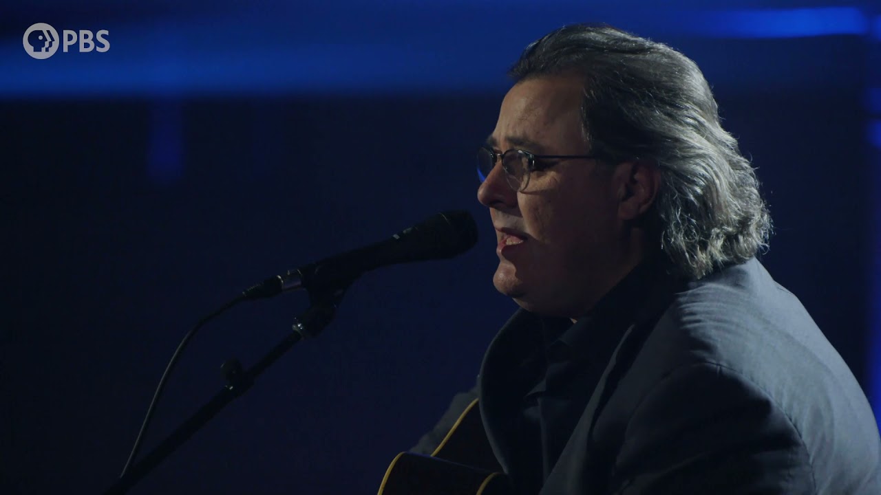 Vince Gill Performs 