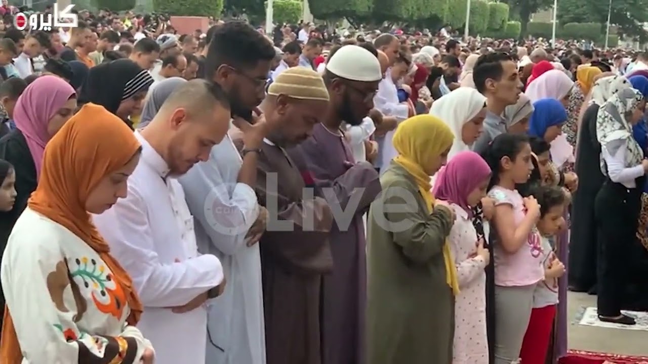 ستات جنب الرجالة.. اختلاط بين المصلين في صلاة العيد بمصطفي محمود