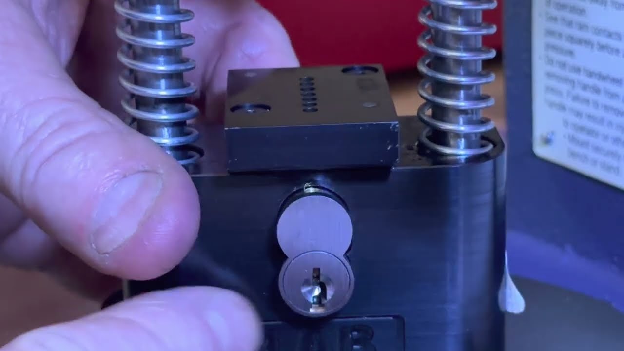 Lishi 2-in-1 on High-Security Locks and LAB IC-PRO CLOSE-UP