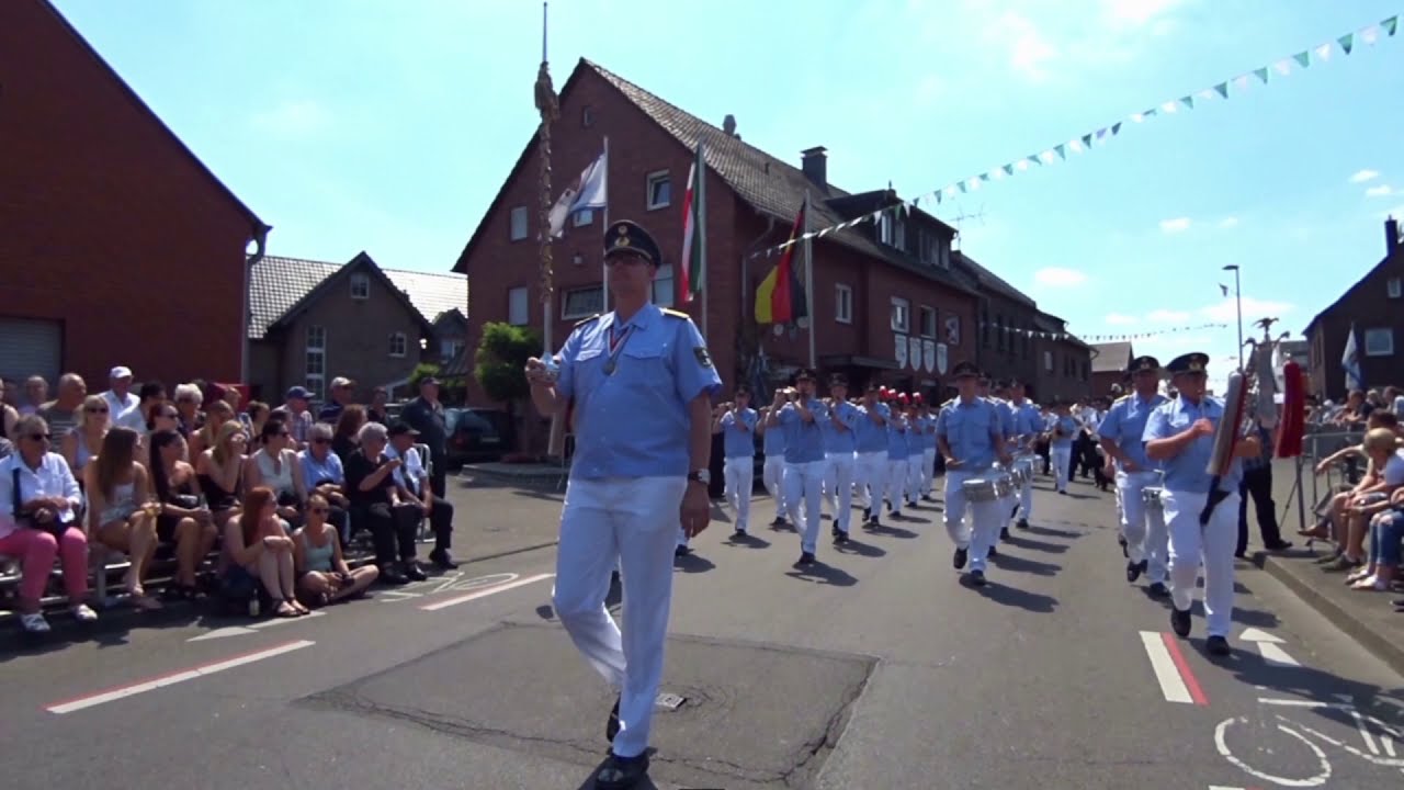Schützenfest in Nievenheim 2018. Die Sonntags - Fahnenparade.