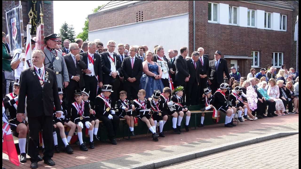 Schützenfest 2025 in Weckhoven Parade: Schützengilde, Hubertusschützen  Reitercorps und Artillerie.
