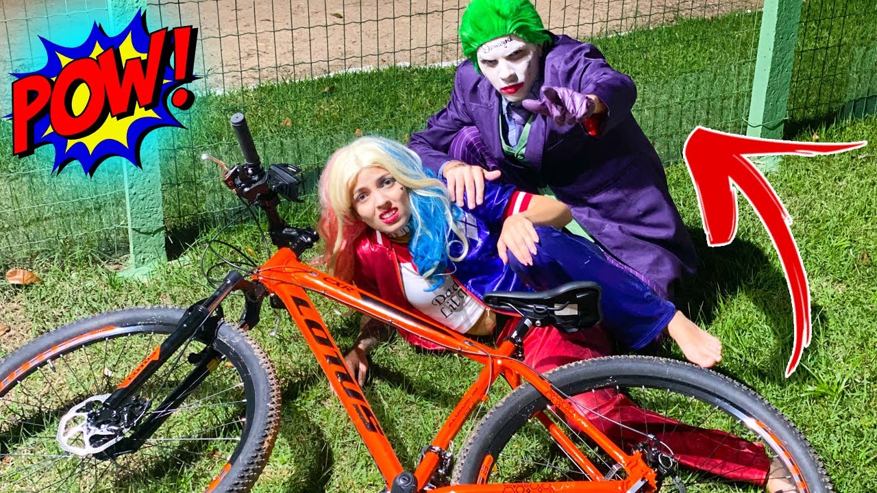 A ARLEQUINA CAIU FEIO DA BICICLETA E O CORINGA FICOU MUITO BRAVO COM A GENTE !!