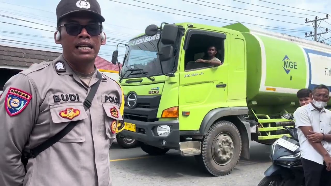 ANTRIAN BENSIN SANGAT PANJANG DI KABUPATEN MEMPAWAH , KABUPATEN LAIN AMAN