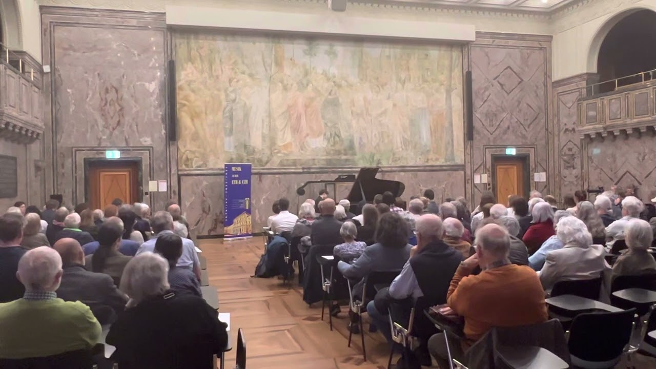 Musik an der ETH und UZH. Hans Suh spielt den 1. Satz von Beethovens „Moonlight“-Sonate als Zugabe