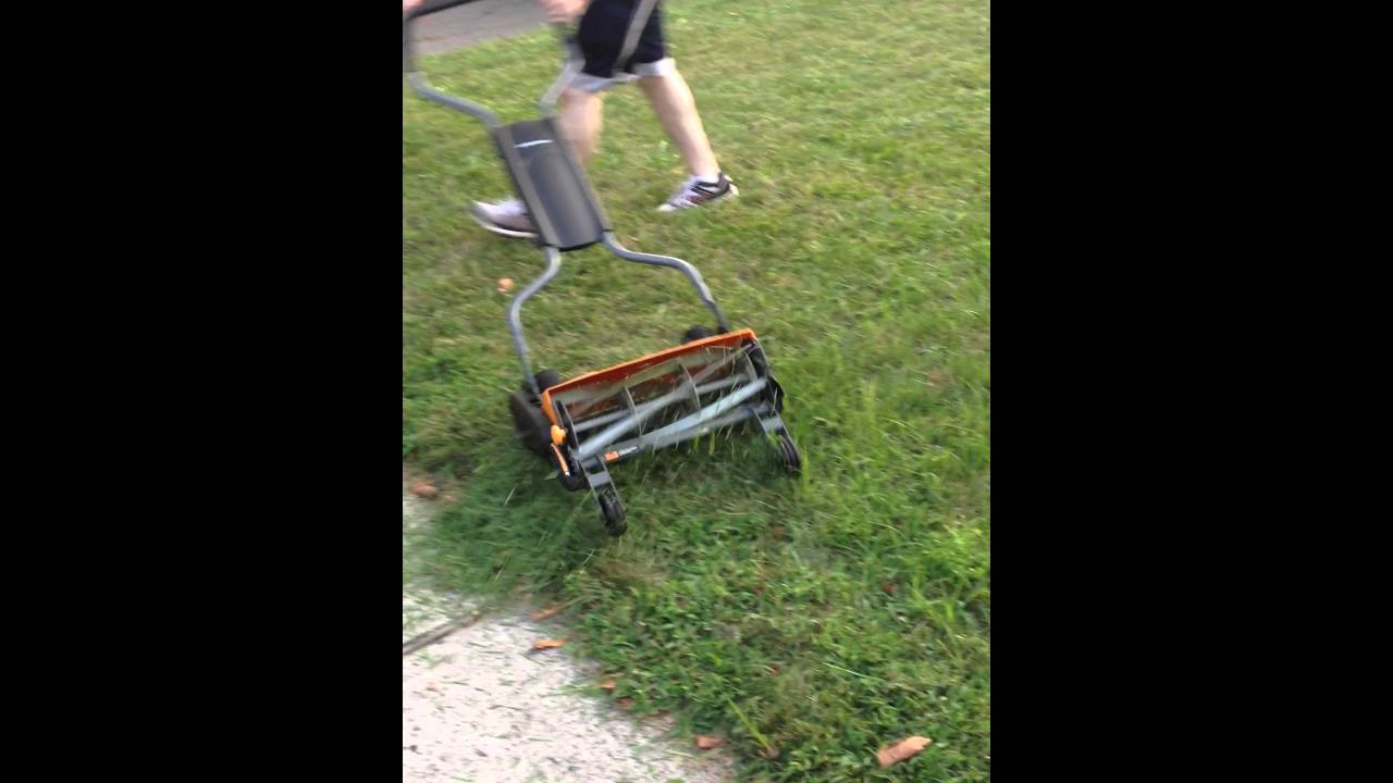 Газонокосилка Fiskars StaySharp Max Reel для густой травы