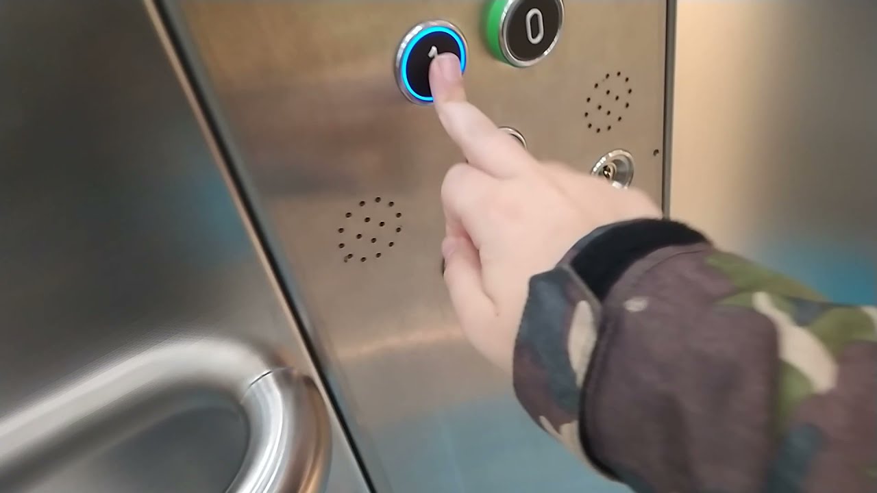 Ascensor Thyssenkrupp Evolution Blue  MRL del 2020 en Primark, CC. Vialia, Vigo, España