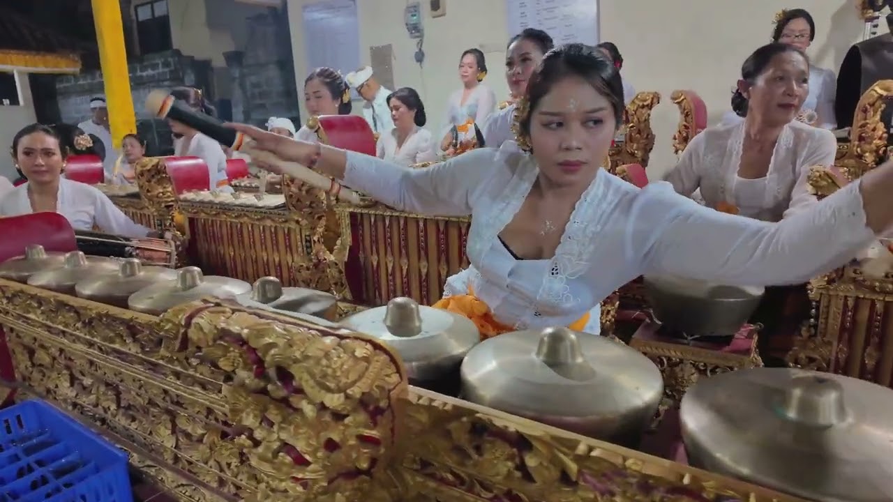 Sekaa gong PKK ( anyar ) Pura Desa &Ccedil;ILA MURTHI, ngayah megambel ring pura penataran Agung Batuan