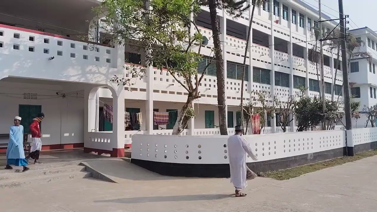 ছারছিনা মাদ্রাসা।  দক্ষিণ বঙ্গের সবচেয়ে প্রসিদ্ধ প্রতিষ্ঠান। 