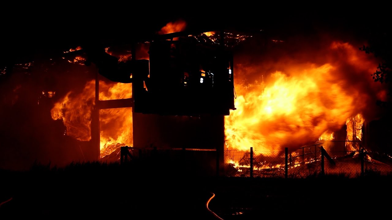 Enorme brand verwoest schoolgebouw in Leeuwarden