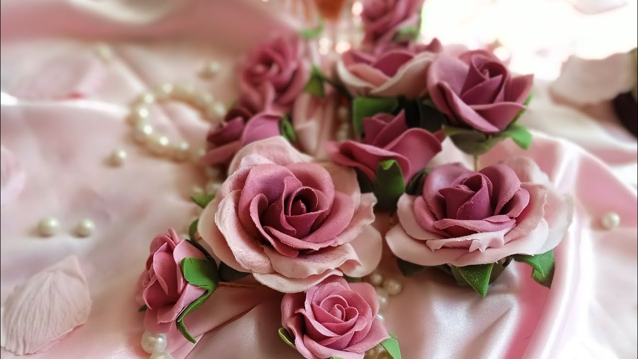 طريقة صنع الوردة🌹🌿 بعجينة القامباست كيفاش تتحصلي على هذا اللون من الغامق إلى الفاتح ركزي👌 علطريقة