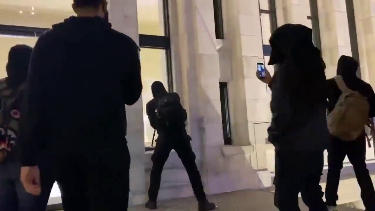Looting at Apple Store, Looters Break-in to Apple store during Protest. Apple store riots