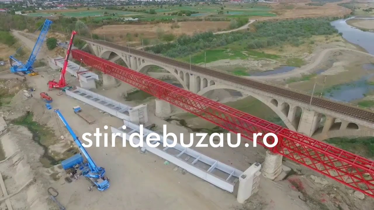 Se monteaza tablierul podului de la Vadu Pasii