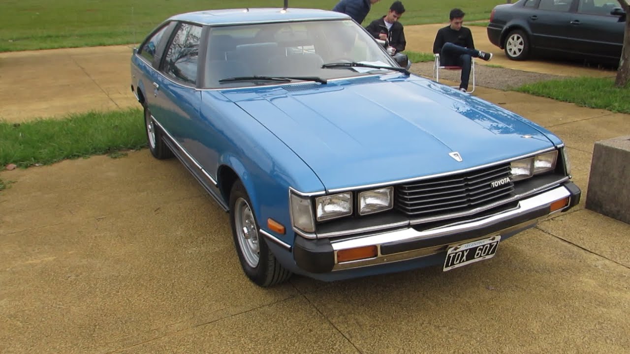 Toyota Celica 1981, Elegancia Deportiva en Movimiento