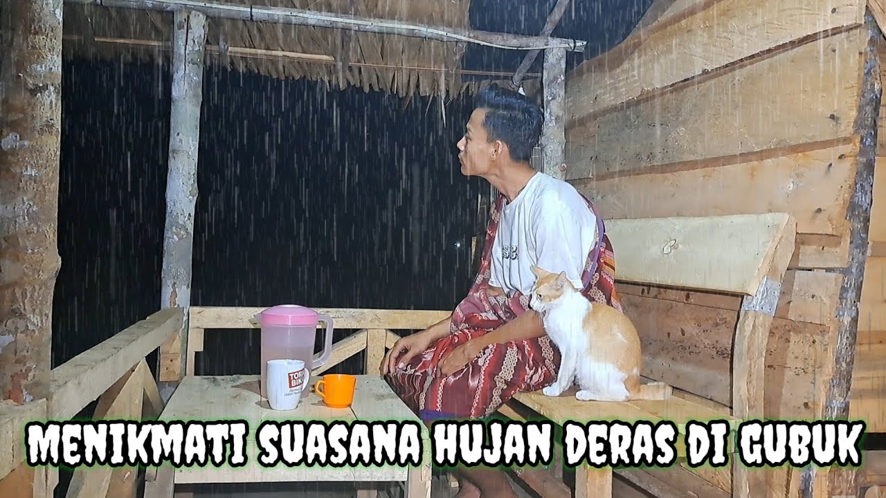 Bermalam hujan deras dengan gemuruh sedikit mengerikan duduk santai di teras depan