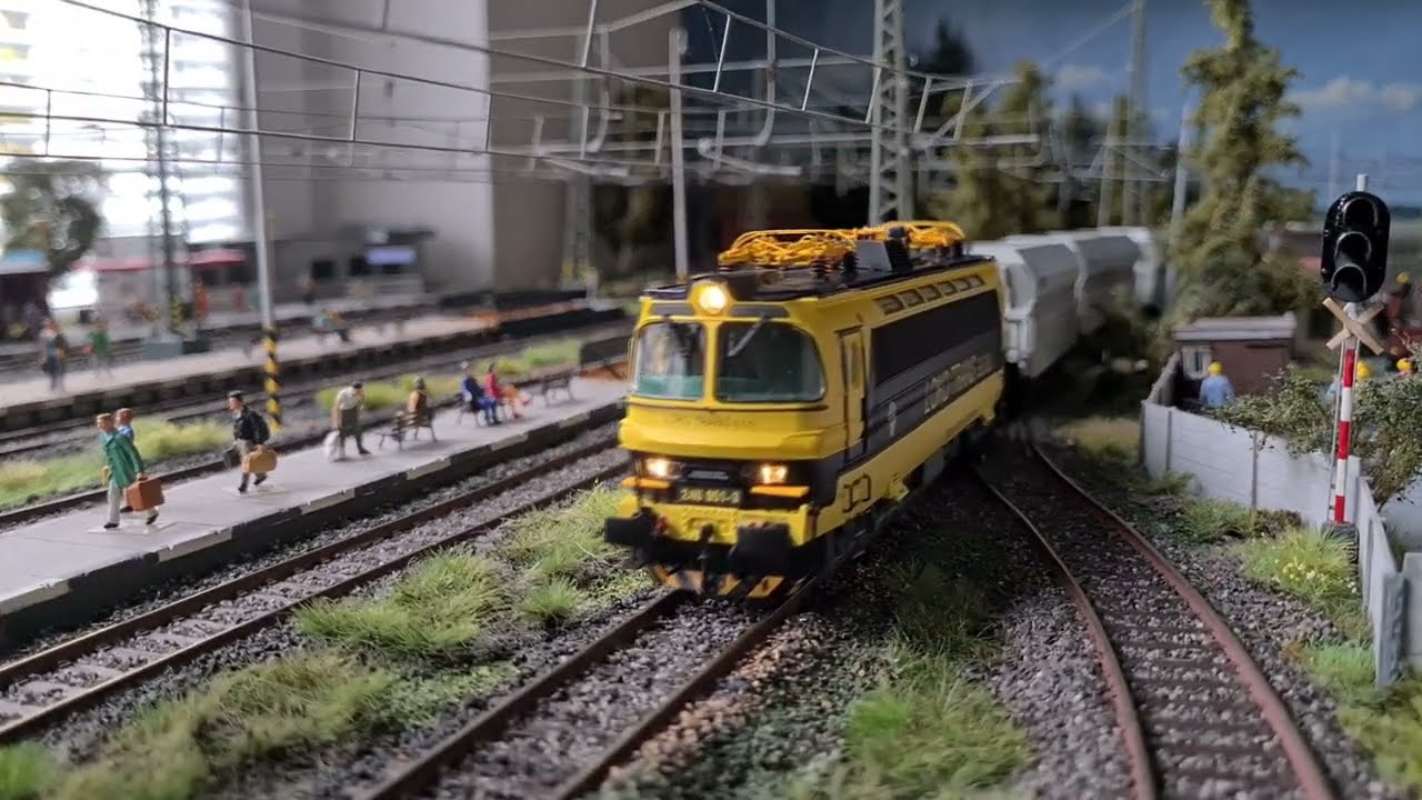Model elektrickej lokomotívy 240 051-3 (Laminátka) LOKO TRANS s.r.o.