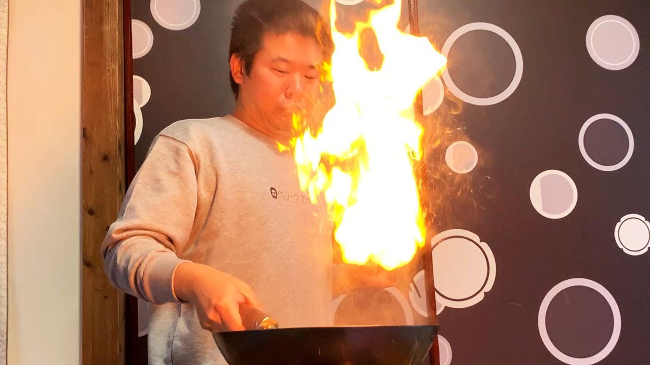ホルモンチャーハンを作ってかっこつける岡田