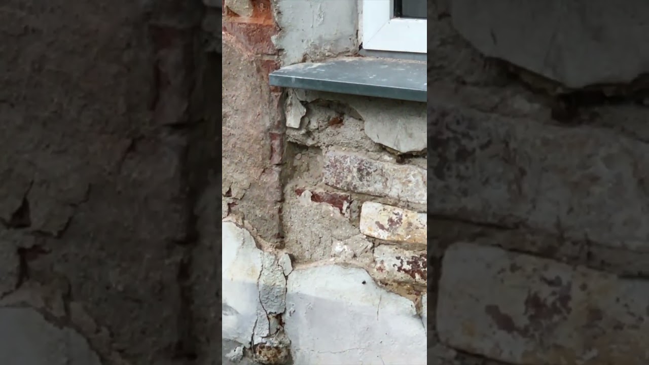 Здание провалилось в землю. Окна из древних арок