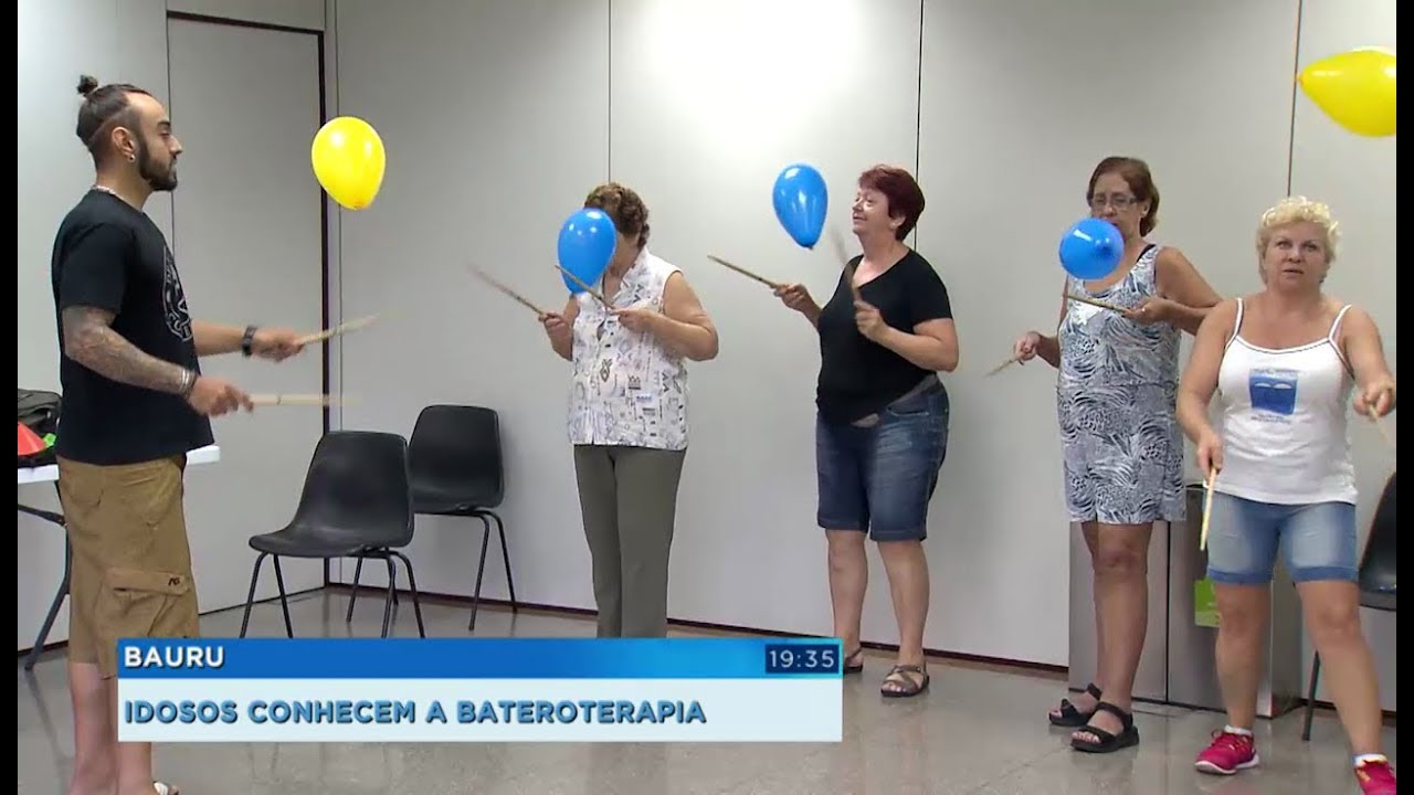 Idosos exercitam o corpo e a mente com a bateroterapia em Bauru