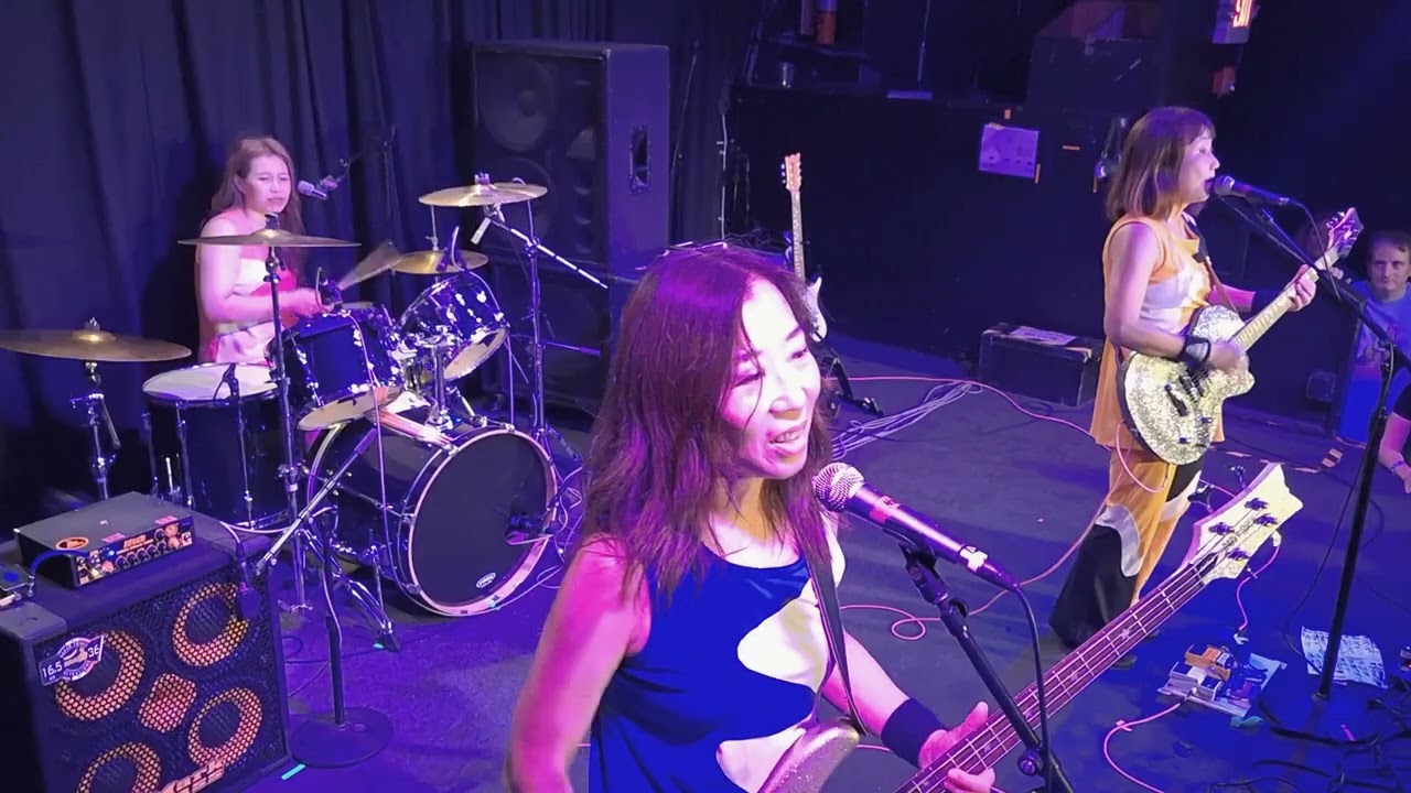 Shonen Knife - Miracles (live)