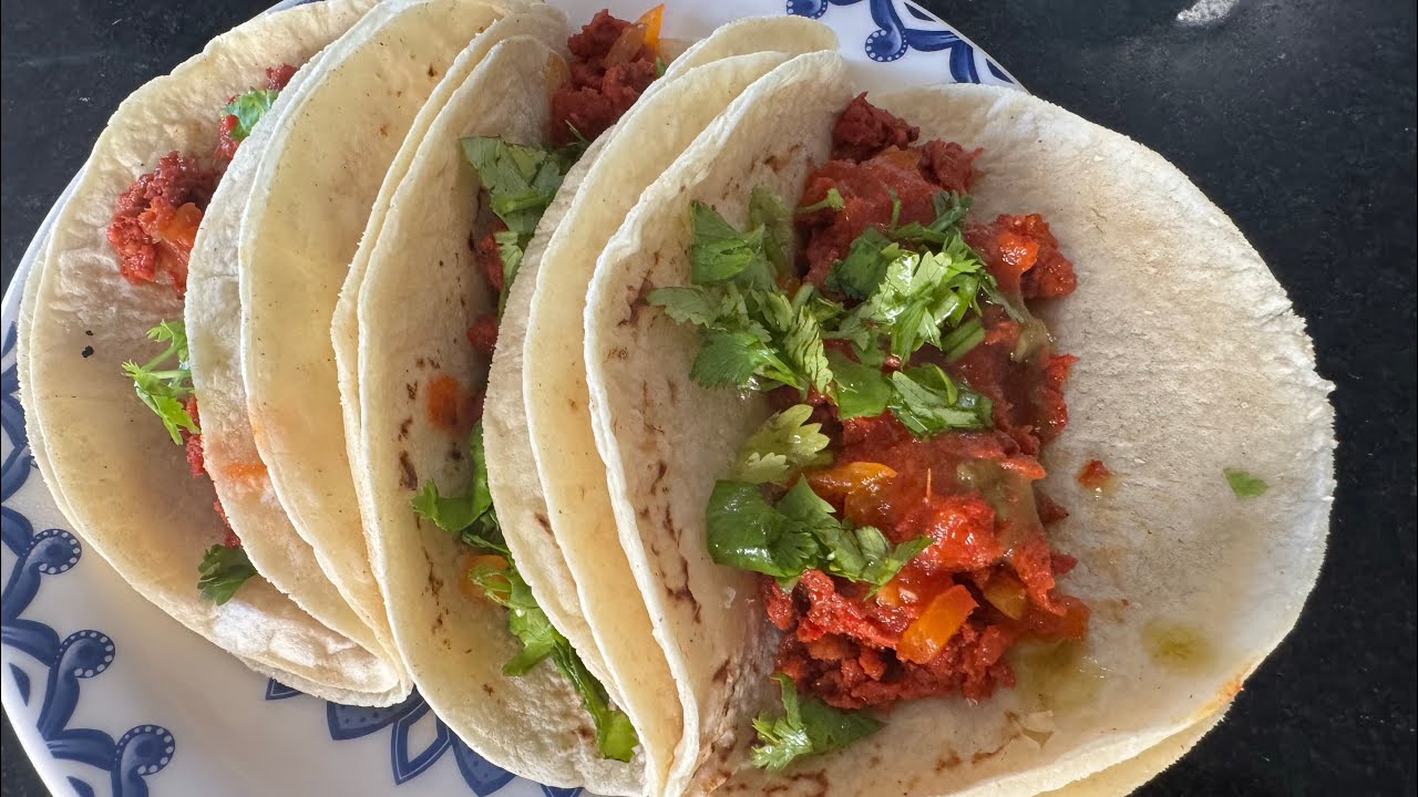 Chino prepara taco d longaniza 🌮