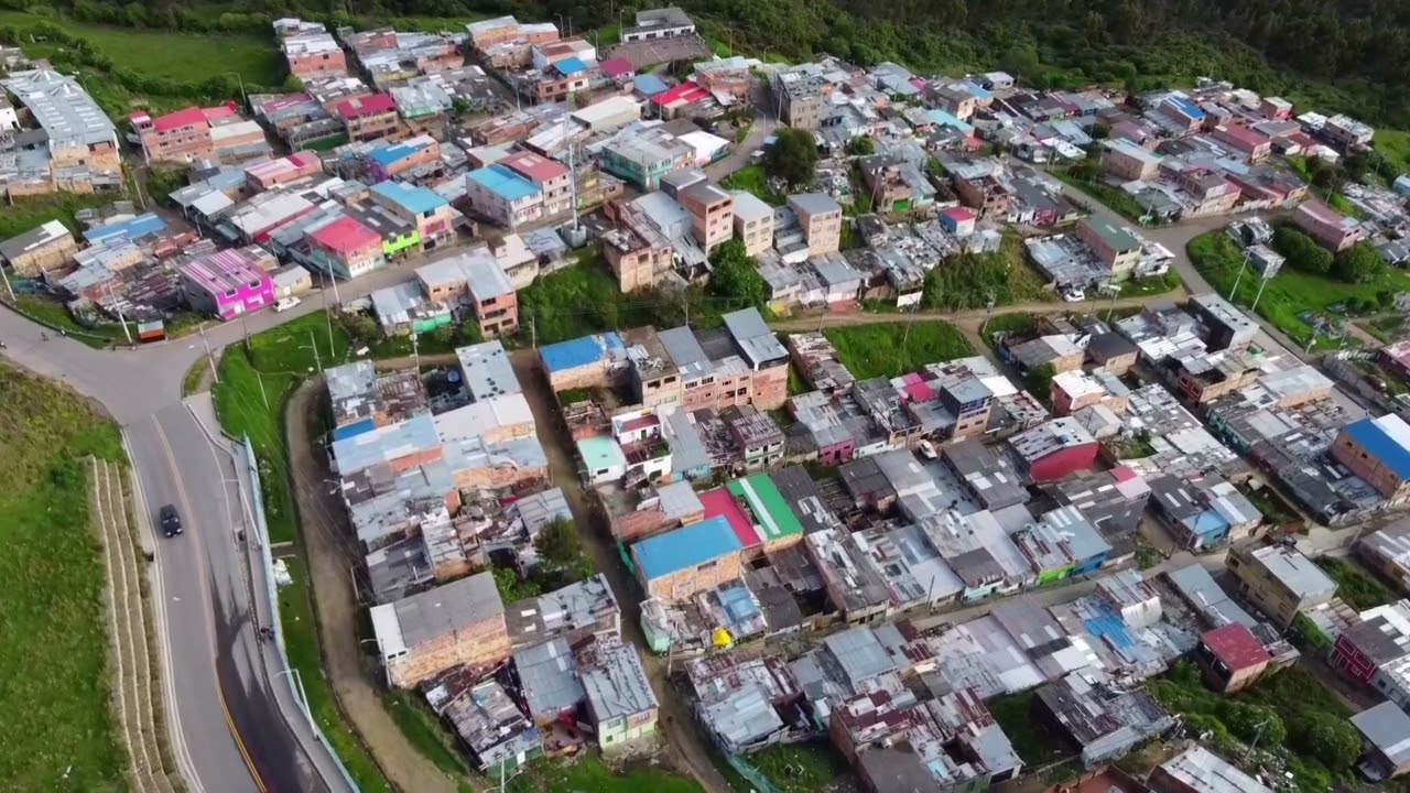 esto es tihuaque el último barrio del sur de Bogota, rodeado de lindas montañas, con mi mavic mini 2