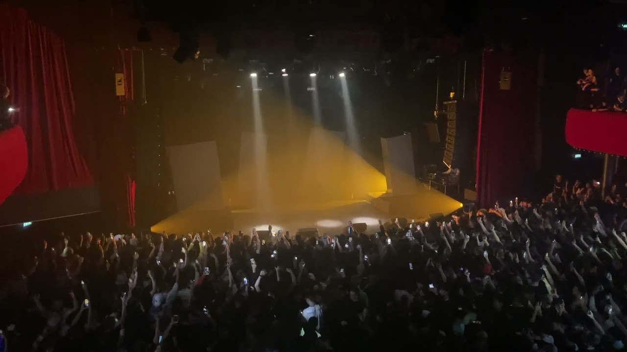 MENACE SANTANA en concert - GUAPMAN (court)